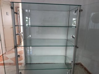Vitrina expositor cristal y metal.