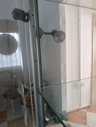 Vitrina expositor cristal y metal.
