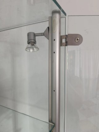 Vitrina expositor cristal y metal.