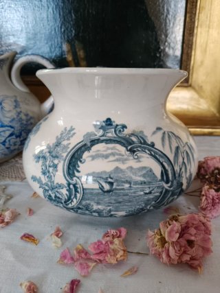 Brocca in porcellana blu e bianca