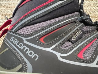 Botas de montaña Salomon grises y rosas