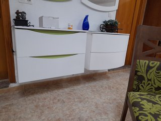 Mueble de baño suspendido blanco y verde