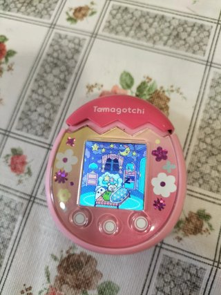 Tamagotchi Rosa con Diseño de Flores