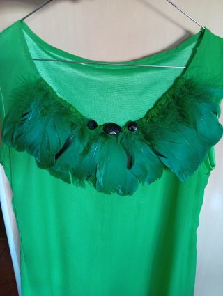 Blusa verde con plumas y abalorios T. M/L