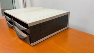 Cajonera de plástico beige y gris