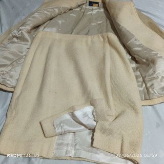 Traje de chaqueta y falda beige, era un blanco rot