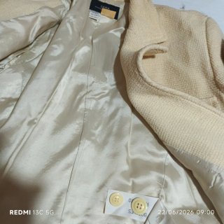 Traje de chaqueta y falda beige, era un blanco rot
