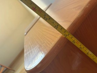 Mesita de noche de madera y ratán