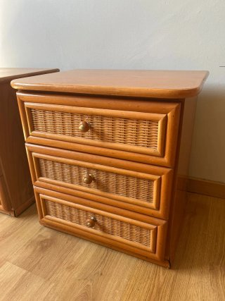 Mesita de noche de madera y ratán