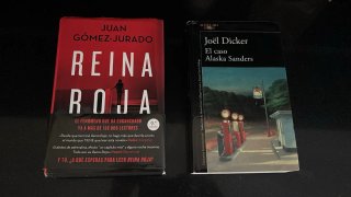 Libros:La reina roja y El caso de Alaska Sanders