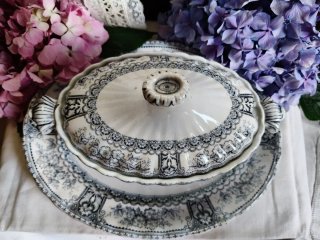 Tazza in porcellana con decoro floreale