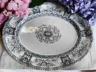 Tazza in porcellana con decoro floreale