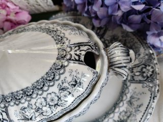 Tazza in porcellana con decoro floreale