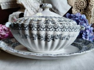 Tazza in porcellana con decoro floreale
