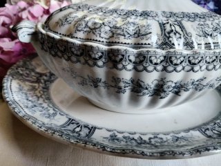 Tazza in porcellana con decoro floreale