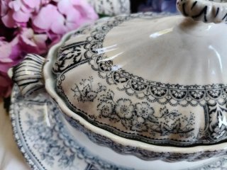 Tazza in porcellana con decoro floreale