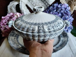Tazza in porcellana con decoro floreale