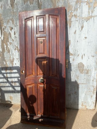 Puerta de entrada maciza de madera