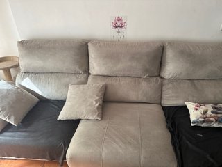 Sofá chaise longue gris.