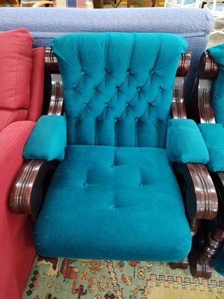 CONJUNTO DE SOFÁ Y SILLÓN DE TERCIOPELO