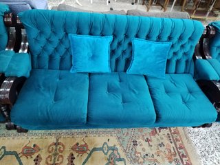 CONJUNTO DE SOFÁ Y SILLÓN DE TERCIOPELO