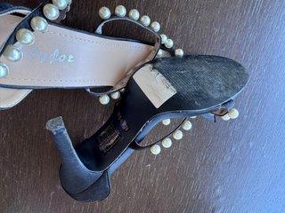 Scarpe con tacco alto nere perle