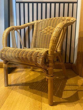 Silla pequeña de mimbre