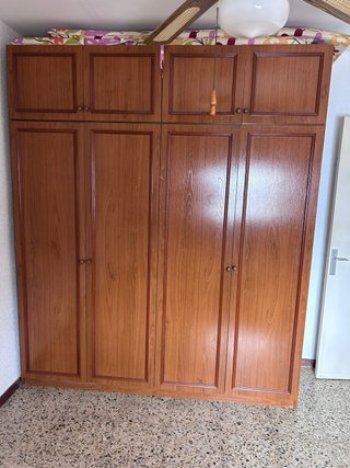Ropero antiguo de madera