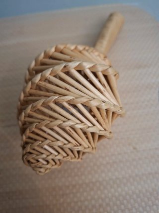 Sonajero de madera tejido