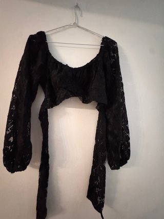 Crop top negro encaje mangas
