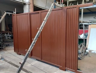 Puerta corredera con hoja peatonal