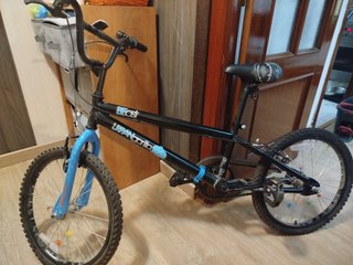 Bicicleta BMX Negra y Azul