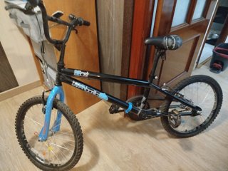 Bicicleta BMX Negra y Azul
