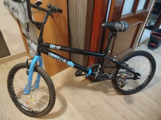 Bicicleta BMX Negra y Azul