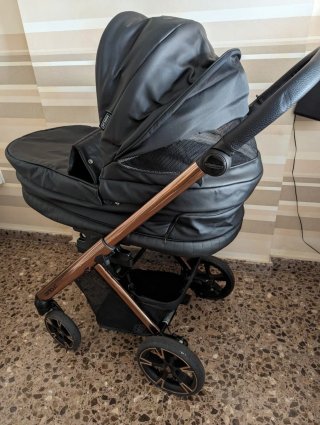 Carro de bebé negro y cobre