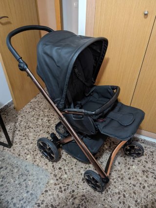 Carro de bebé negro y cobre