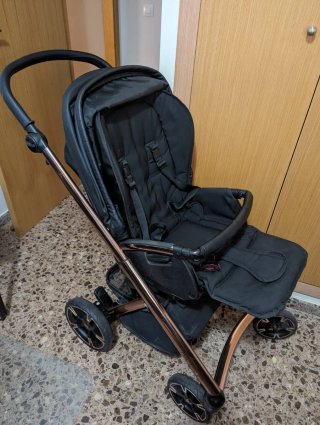 Carro de bebé negro y cobre