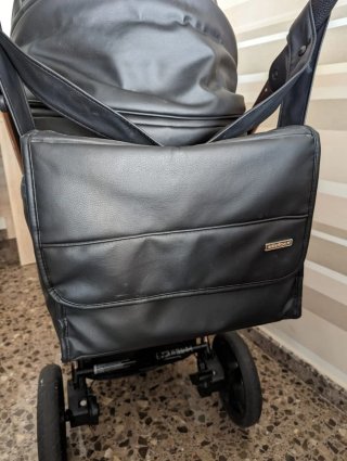 Carro de bebé negro y cobre