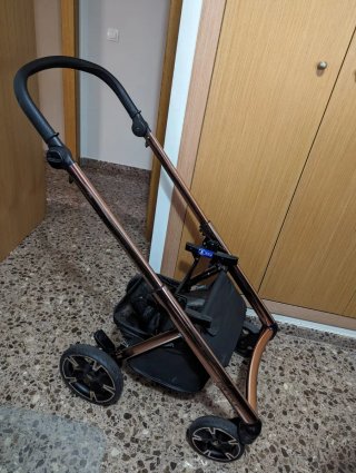 Carro de bebé negro y cobre