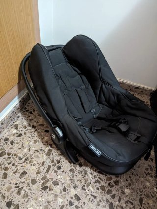 Carro de bebé negro y cobre