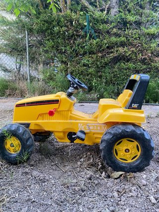 Tractor de pedales amarillo