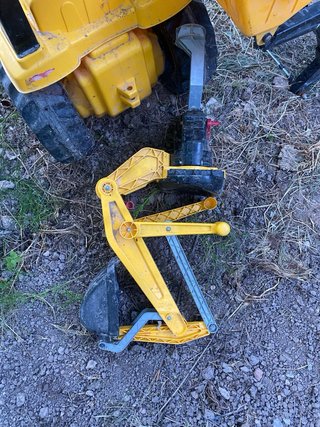 Tractor de pedales amarillo