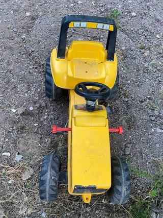 Tractor de pedales amarillo