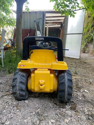 Tractor de pedales amarillo