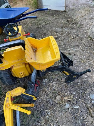 Tractor de pedales amarillo
