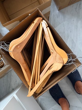 Lote de 50 Perchas de Madera Natural