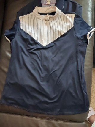 Americana de equitación azul, camisa y pantalón.