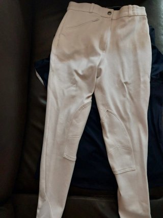Americana de equitación azul, camisa y pantalón.