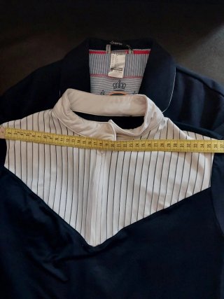 Americana de equitación azul, camisa y pantalón.