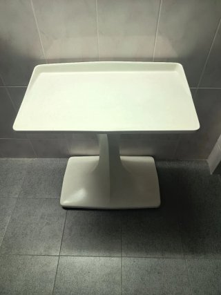 Mesa auxiliar estudio blanca, con ruedas.
